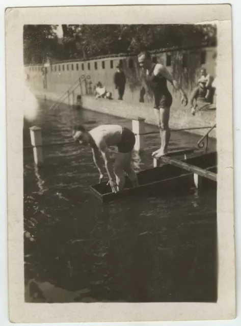 Photo Ancienne - Vintage Snapshot - Piscine Homme Gay Drôle - Swimming Pool