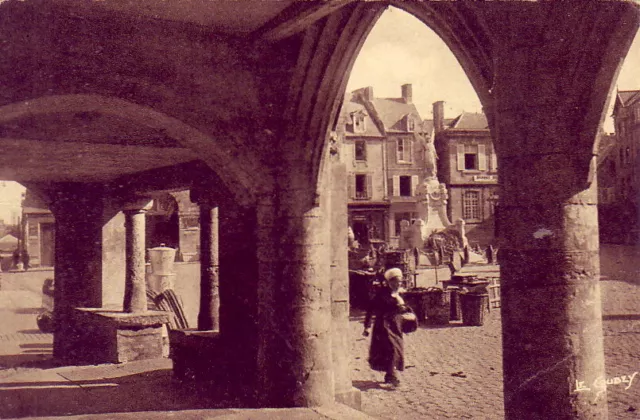 CPA 50 Près Auvers Méautis Picauville CARENTAN Porches Pl. République Anc.Marché