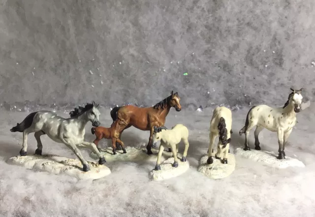 Dept 56 Thoroughbreds Set of 5 Village Accessories Horse Figures #52747 NEW