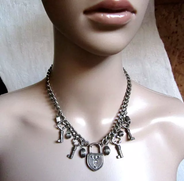 collier, ras de cou, symbôles cadenas et clefs, métal couleur argent. Original!