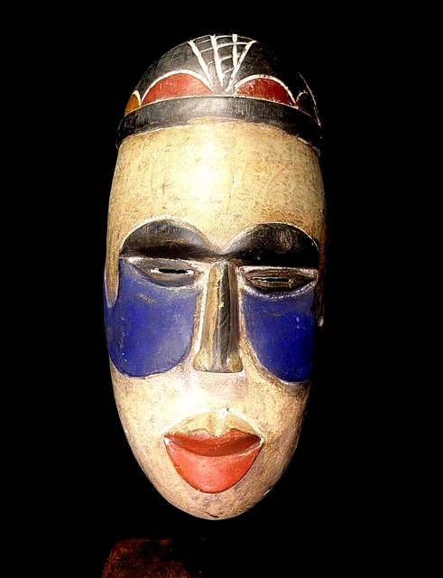 Maschera Igbo tribale africana intagliata a mano da appendere alla parete...