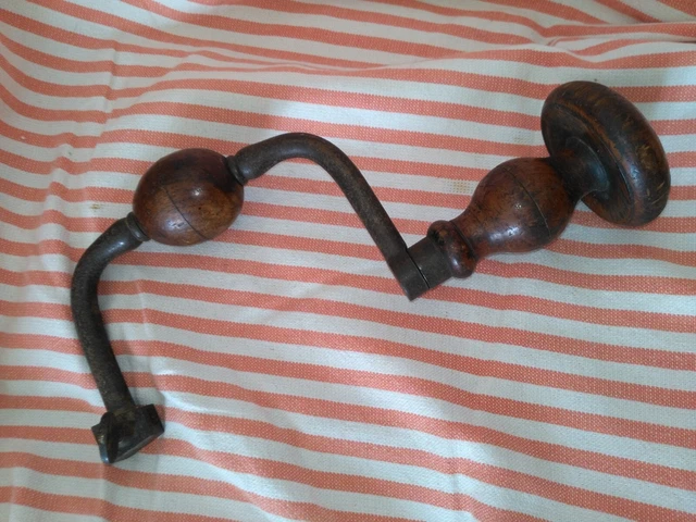 Vilbrequin outil ancien acier et bois.