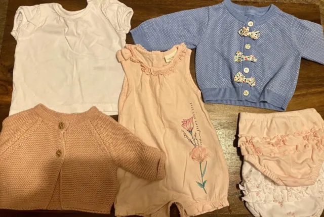 Baby Mädchen Neugeborenes/First Size Kleidung Konvolut - Strampler, Strickjacken, Hose, T-Shirt