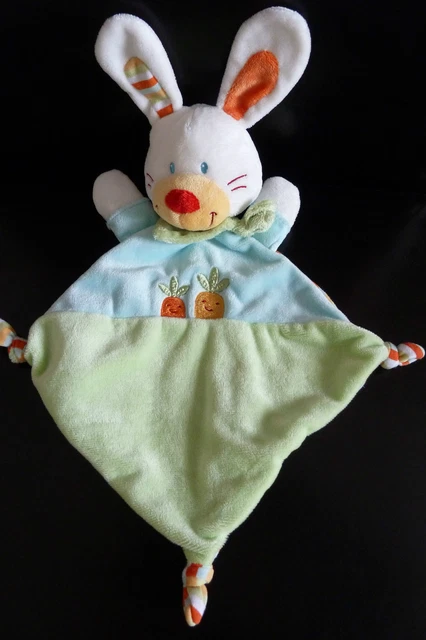 ni1- DOUDOU PLAT  LAPIN NICOTOY  BLEU  VERT Motif carottes - ETAT NEUF
