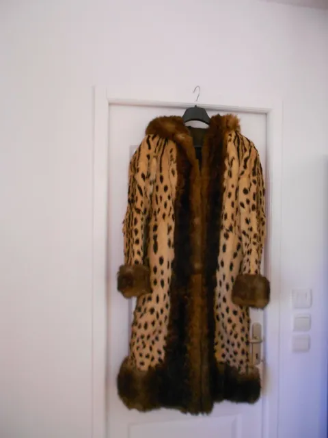 Manteau Femme avec capuche ,en fourrure véritable , d'occasion , en bon état