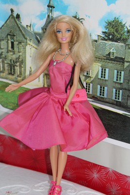 163 Poupée Barbie tenue " Robe Fleurie rose"  Etiquette Rose Genuine 
