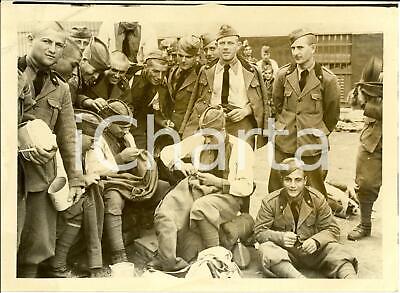 1935 GENOVA Soldati in partenza per AOI rammendano divise *Fotografia