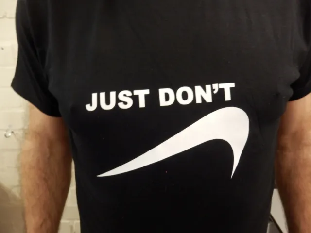 Camicia JUST DON'T novità regalo divertente regalo scherzo tema zecca Nike