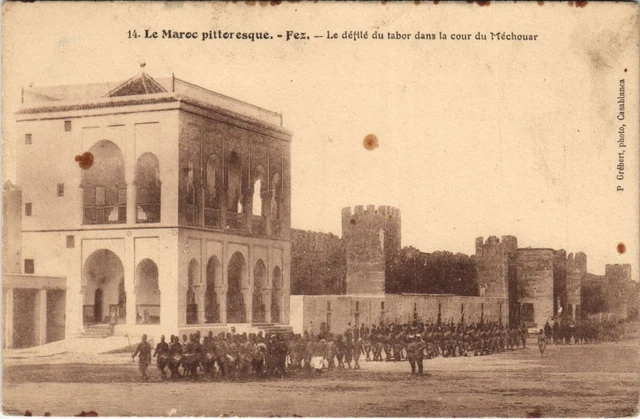 CPA AK MAROC FEZ Le defile du tabor dans la cour du MECHOUAR (10266)