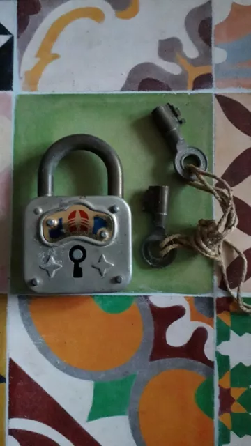 mini cadenas ancien avec ses deux clés plus décoratif que dissuasif 30 x 40  mm