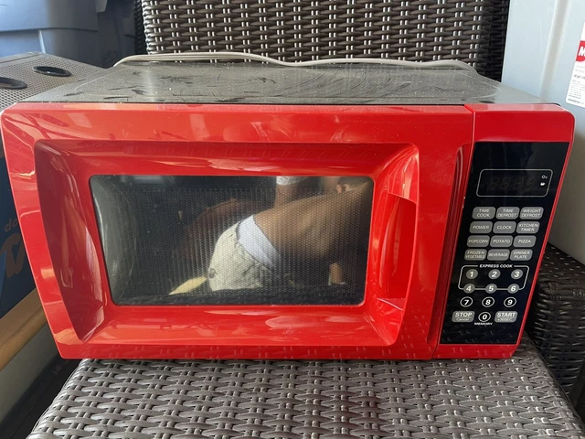 Mainstays 0.7 Cu. Ft. 700W Red Microwave Oven 