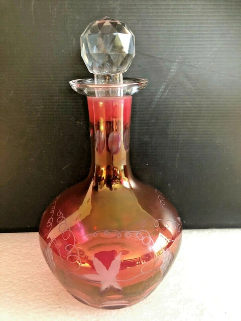 carafe a vin en verre taillé rose à décor de vignes avec bouchon verre facettes