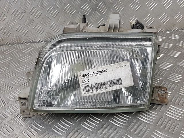 Enjoliveur De Phare Gauche D'occasion Pour Peugeot J9 - Modèle 7930526617, Fissuré