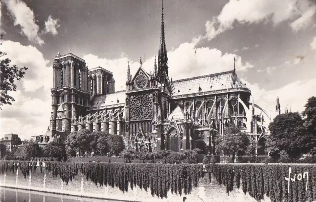 CPA PARIS 4e Abside de la Cathédrale NOTRE-DAME & le Square de l'Archevêché 1964