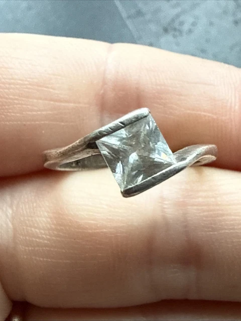 Bague Dôme en argent (800/oo) ornée de 3 lignes de zircons alternées
