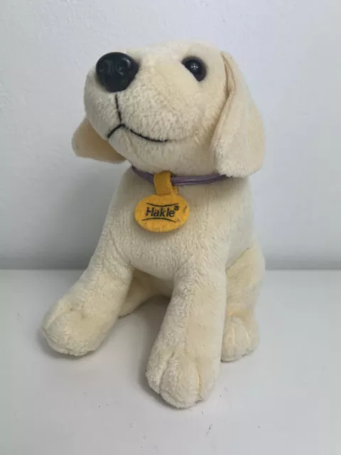 HAKLE Toilettenpapier - Labrador Hund Stofftier sitzend ca. 15 cm hoch