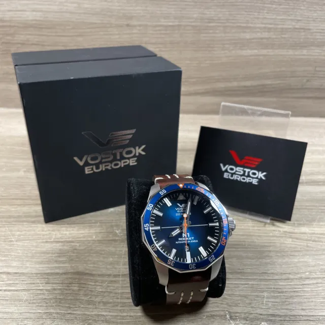 VOSTOK EUROPE Rocket N1 Herren Automatikuhr 225A615-L Lederband 46 mm Blau/Braun