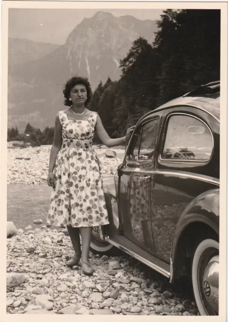 Vintage Foto Elegante Frau mit VW Käfer Auto Oldtimer PKW Car