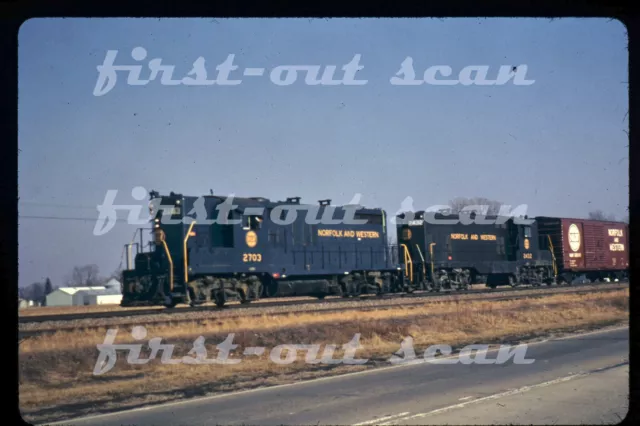 R DUPLICATE SLIDE - Norfolk & Western N&W 2703 GP-9 / GP-7 Group View