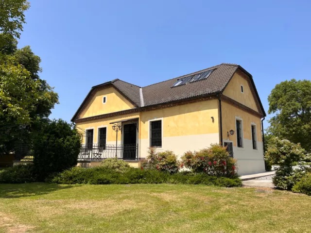 Schloss mit Sonnenkollektoren, ohne Nachbarn