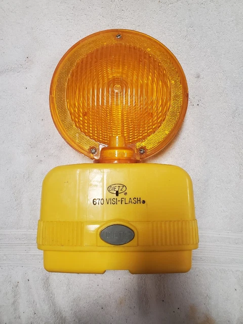 Dietz Visi-Flash 670 Yellow Barricade Construction Safety Light Vintage Man-Cave Dietz Visi-Flash 670 Yellow Barricade Construction Safety Light Vintage Man-Cave