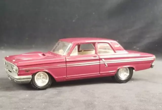 Maisto Vintage 1964 Ford Fairlane 427 Thunderbolt 1:24 Diecast Car