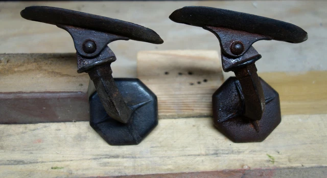 1 Paar Halter für Treppenhandlauf, Handlaufkonsolen, Eisen, Gründerzeit um 1890 1 Paar Halter für Treppenhandlauf, Handlaufkonsolen, Eisen, Gründerzeit um 1890