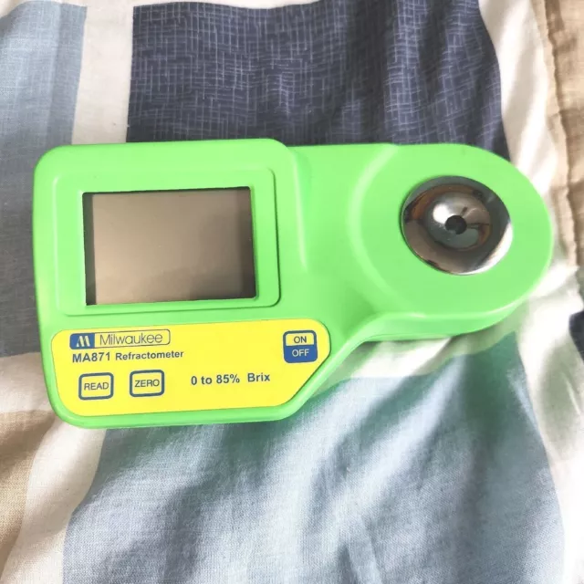 Milwaukee MA887 Digital Salinity Refractometer - Yellow/Green