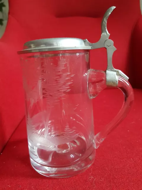 Wunderschöner Bierkrug aus Glas mit Motiv-Schliff. Zinndeckel. 2