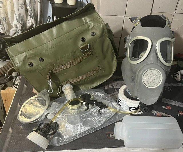 Polish Military Mp4 Gas Mask W/ Drink Straw & Canteen, W/ Bag, (Nbc) Like M-17 _ Polish Military Mp4 Gas Mask W/ Drink Straw & Canteen, W/ Bag, (Nbc) Like M-17 _