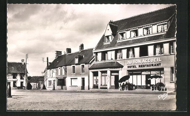 CPA Juvigny-sous-Andaines, Hôtel Au Bon Accueil et la Place