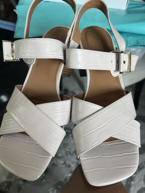 Women’s Kenneth Cole Reaction Size 9  Off White Sandals