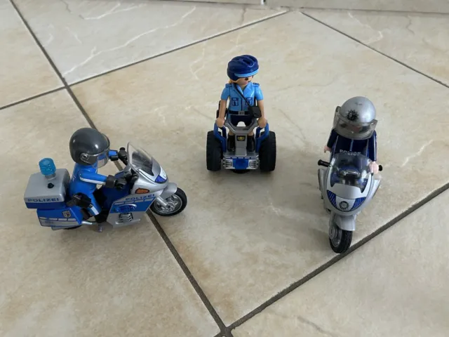 2 x Playmobil 6876 Motorradstreife und 6877 Polizistin mit Racer