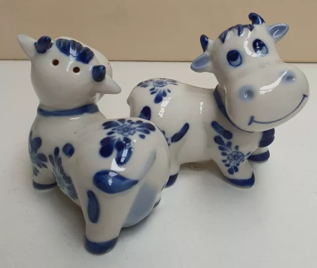 Vintage Pair of Blue & White Floral Design Cows Salt & Pepper 6cm Tall 3