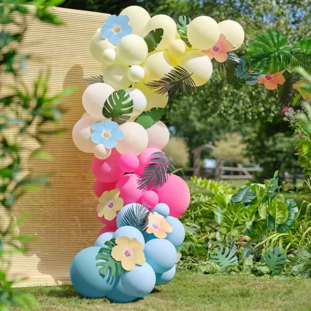 Hawaiianischer Tiki Ballonbogen mit tropischen Blumen und Laub - Geburtstagsfeier