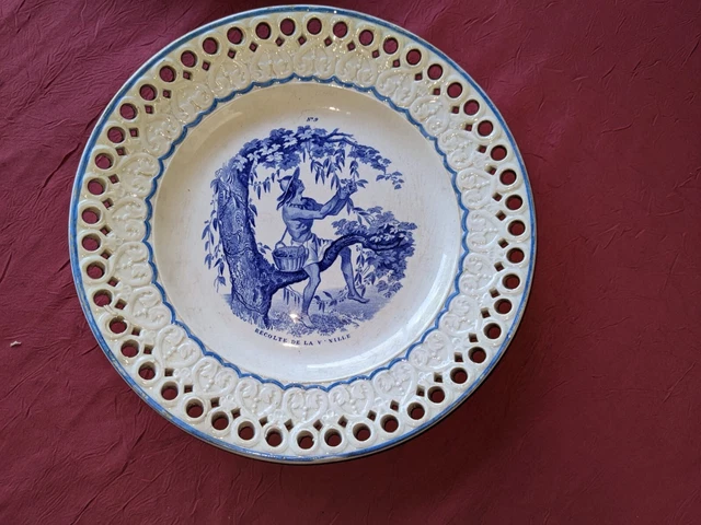 6 assiettes décoratives en porcelaine polychrome et dorée