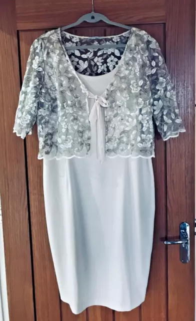 Elegant Gina Bacconi Lily Cream Dress Gold Lace Removeable Cape UK22 Fits 18/20