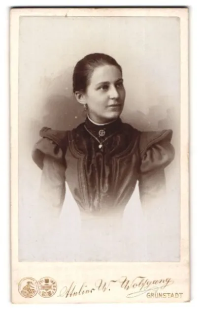 Fotografie W. Wolfgang, Grünstadt, Junge Dame im Kleid mit Herzkette