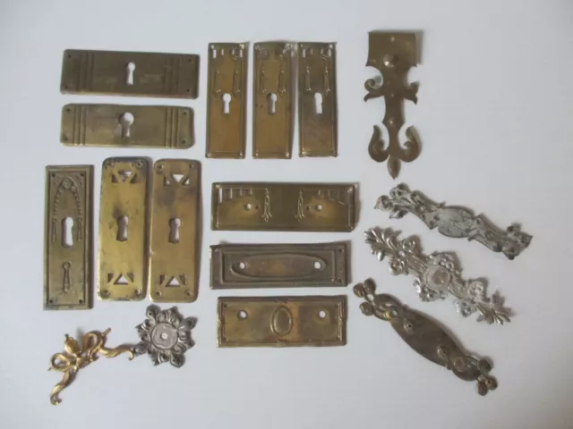 17 alte antike Beschläge Möbelbeschläge Blech Messingblech Schlüsselschild