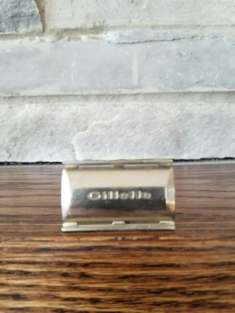 Mint 1966 Tech Traveler Safety razor with New Old Stocks razor blades