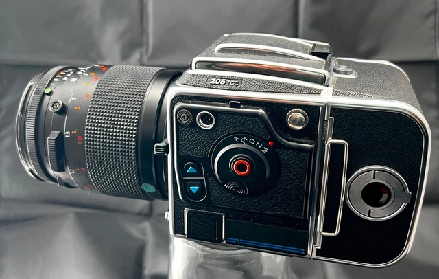 Hasselblad 205 TCC mit 120mm F4 CF Makro-Planar und A12 Magazin