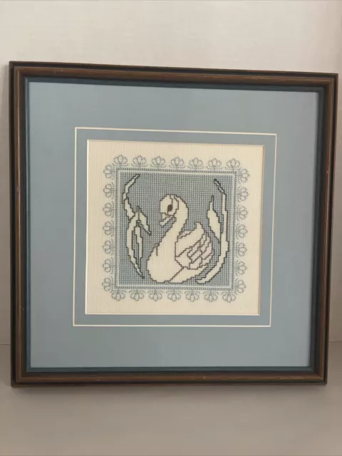 Bordado de cisne de Asís terminado sobre lino enmarcado 13x13"" enmarcado firmado completado