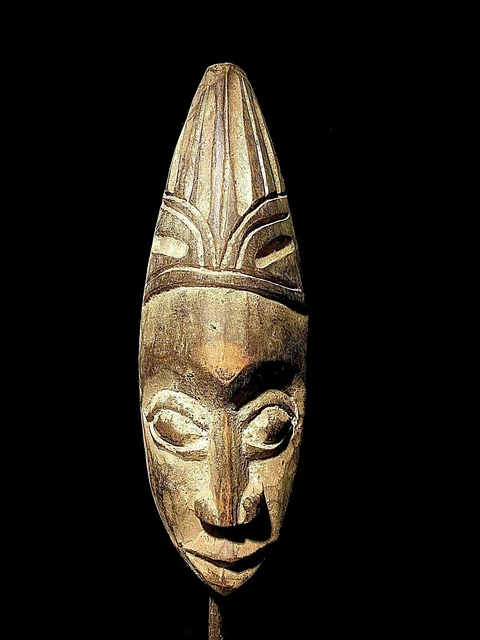 Masque facial vintage en bois sculpté à la main avec des oiseaux, probablement sud-américain - France