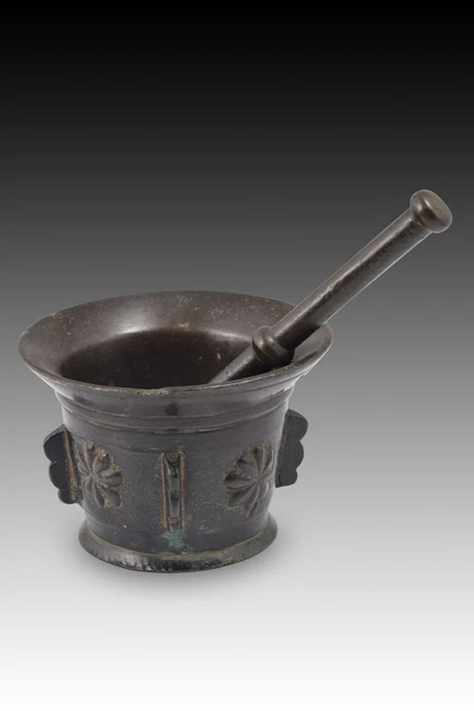 Bronze mortar with pestle. Spain, 17th century.