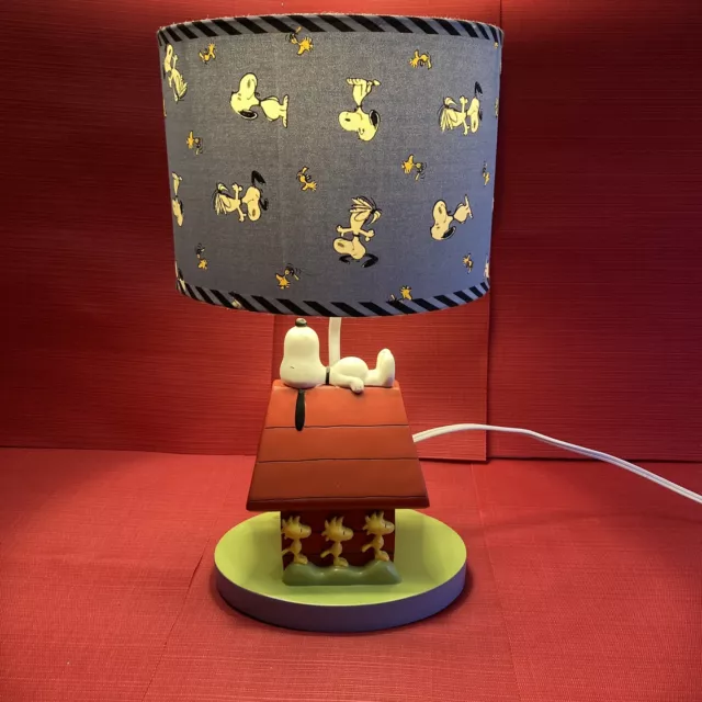 Lambs & Ivy Snoopy on dog house with Woodstock table lamp desk light Peanuts