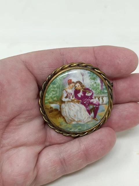 Broche Ancienne En Porcelaine De Limoges - Scène Galante, Cadre Métal Doré, Vintage