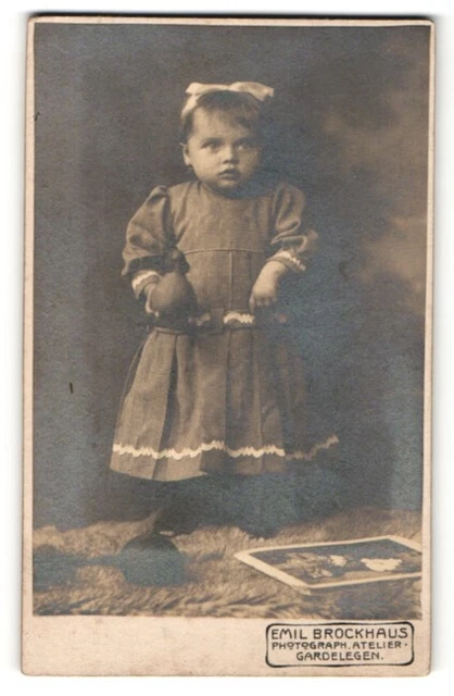 Fotografie Emil Brockhaus, Gardelegen, kleines süßes Mädchen mit Haarschleife u