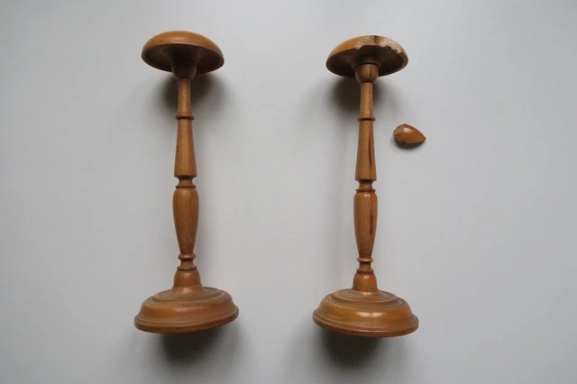 Lot de deux porte-chapeaux anciens en bois tourné