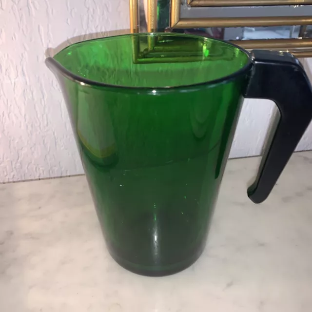 Broc en verre couleur chartreuse / anse Bakélite