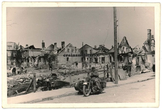 Orig. Foto Kradmelder mit Motorrad Mantel in zerstörte Stadt in Russland 1941
